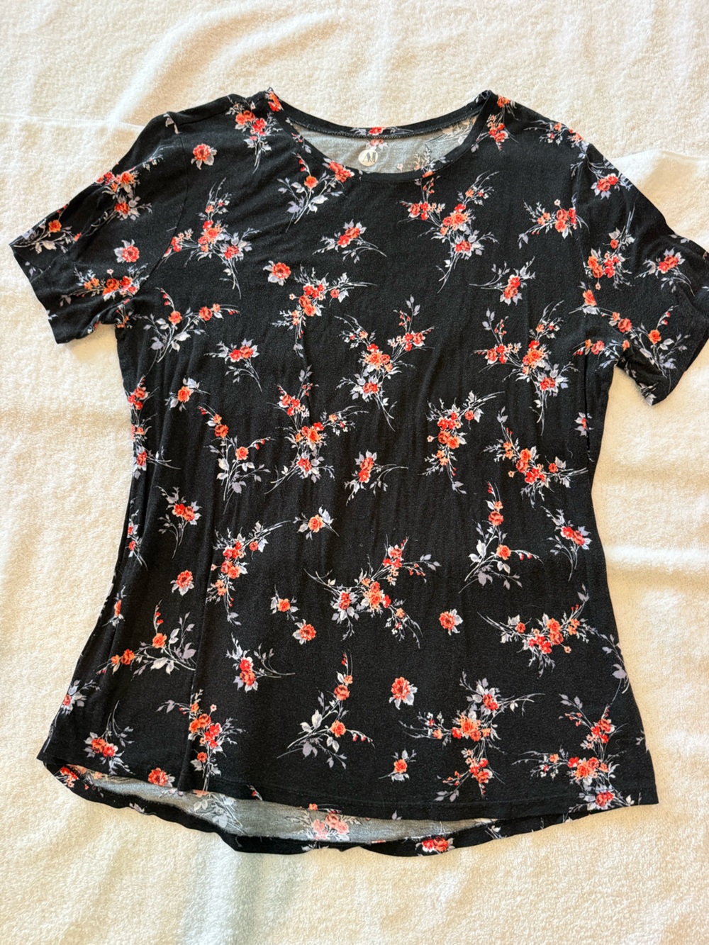 A&I Women’s  Black Floral Short Sleeve Tee - Red Floral Print, size Large